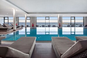 Hồ bơi trong nhà, mở cửa từ 7:00 đến 22:00, ghế dài tắm nắng 