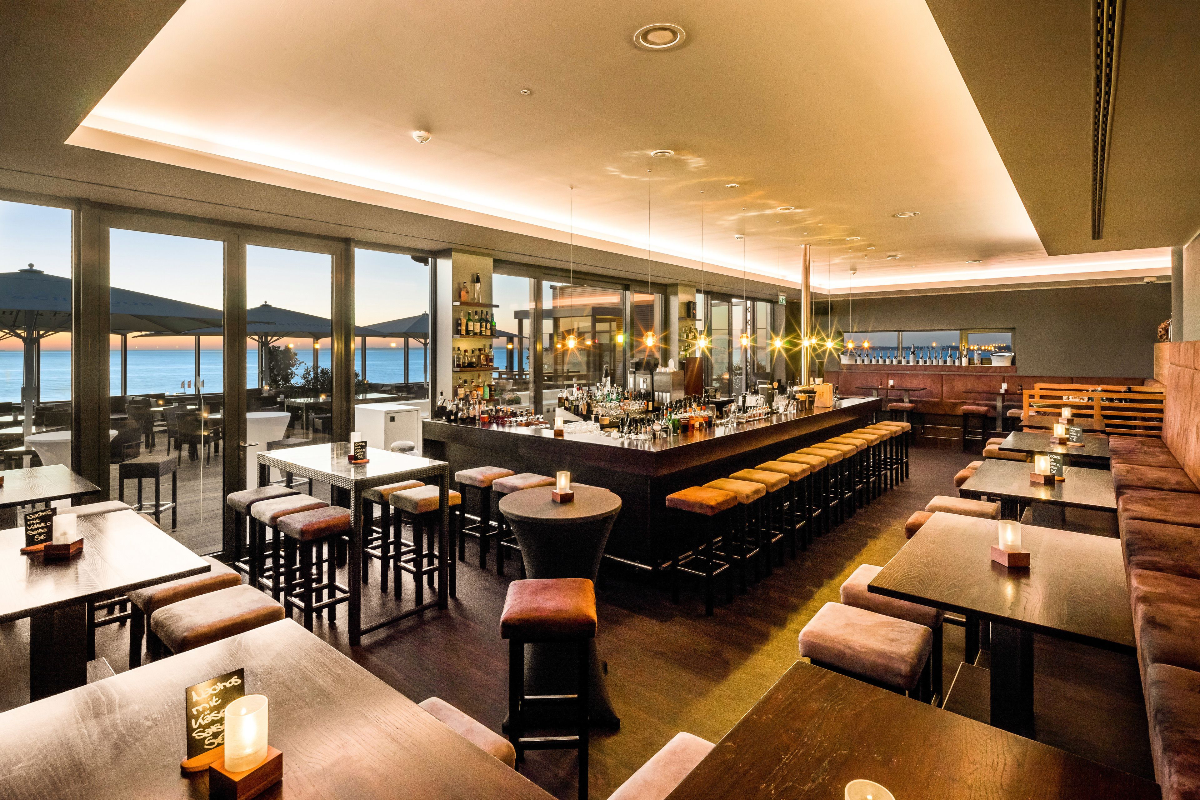 2 bars/lounges, lobby lounge, cocktail bar
