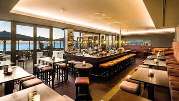 2 bars/lounges, lobby lounge, cocktail bar