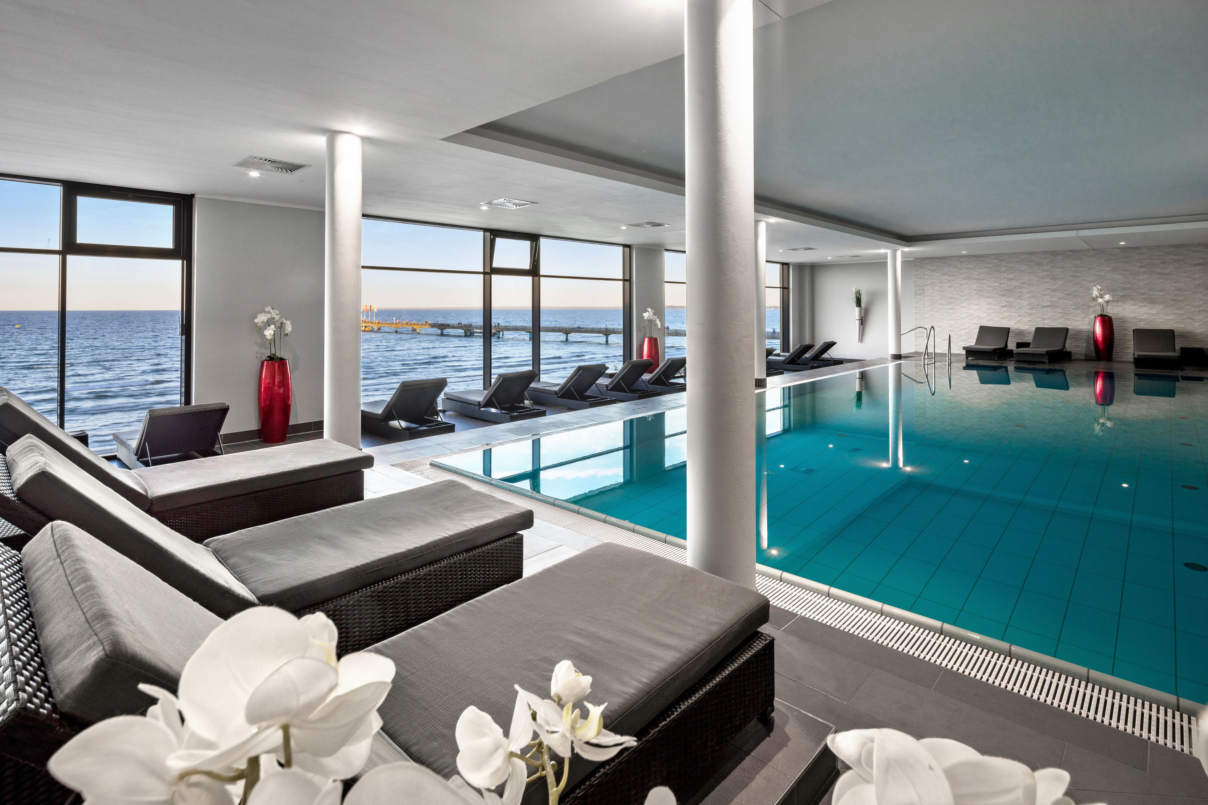 실내 수영장, 07:00 ~ 22:00 오픈, 일광욕 의자