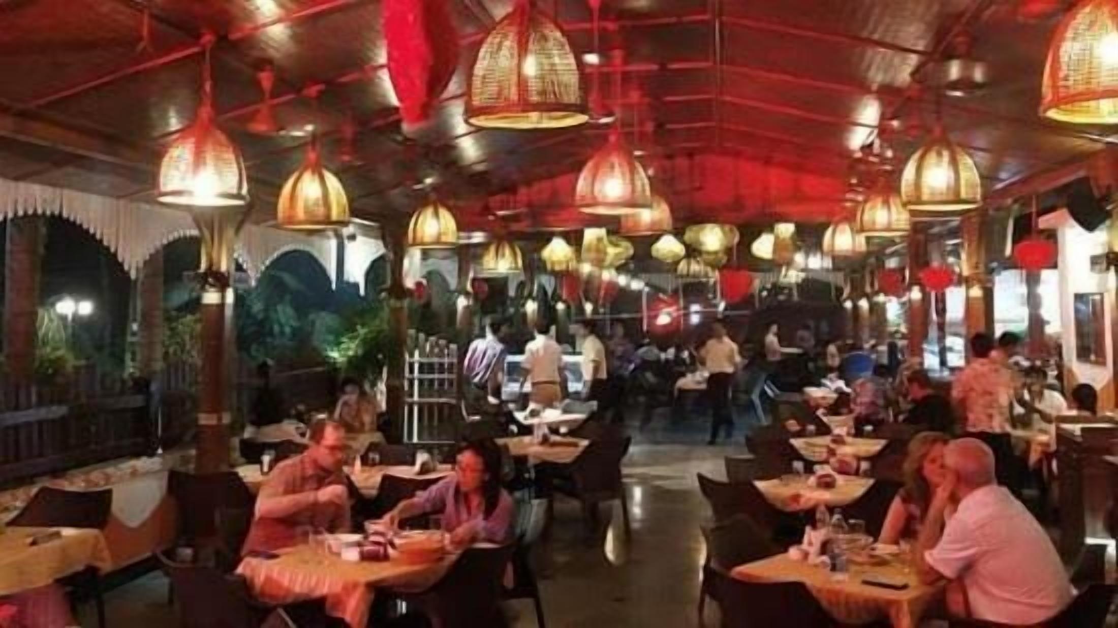 breakfast, lunch, dinner served; seafood