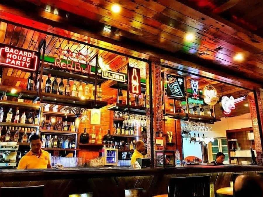 Bar (trong khuôn viên)