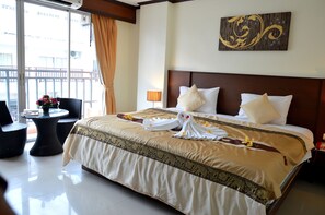 Free minibar items, in-room safe, desk, blackout drapes - Sharaya Residence Patong (Patong)