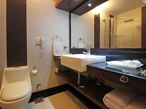 Superior Room, Pool View | Bathroom | Shower, hair dryer, towels