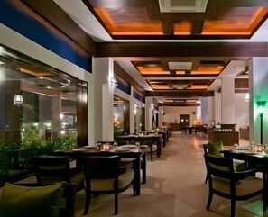 2 restaurantes; se sirven desayunos