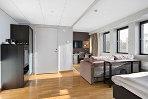 Habitación familiar, 1 cama matrimonial, con acceso para personas discapacitadas (with Sofabed) | Camas con pillow-top, escritorio, cortinas blackout y insonorización