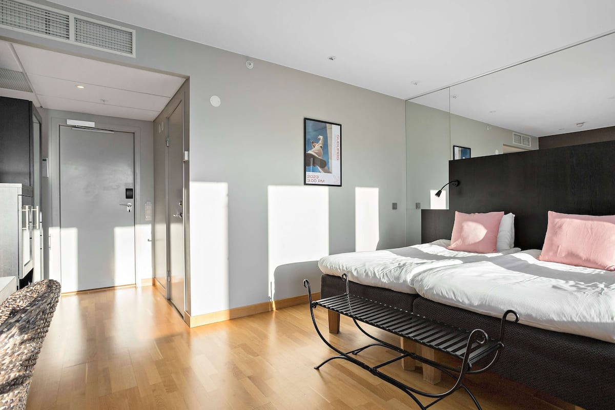 standard room, 1 double bed, non smoking | pillow-top beds, desk, blackout curtains, soundproofing