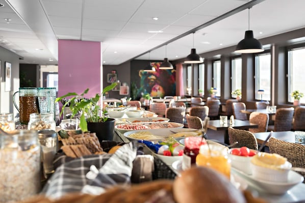 Free daily buffet breakfast