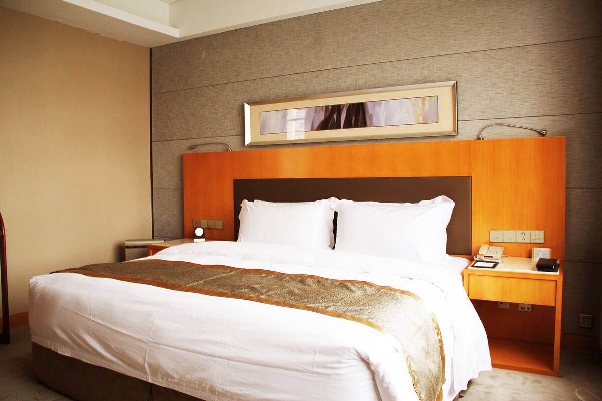 Premium bedding, minibar, in-room safe, desk