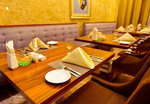 Daily buffet breakfast (CNY 50 per person)