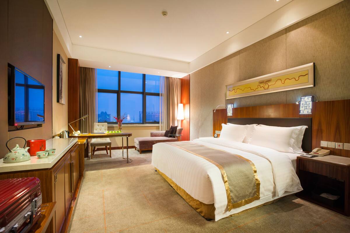 Executive Room | Premium bedding, minibar, in-room safe, desk
