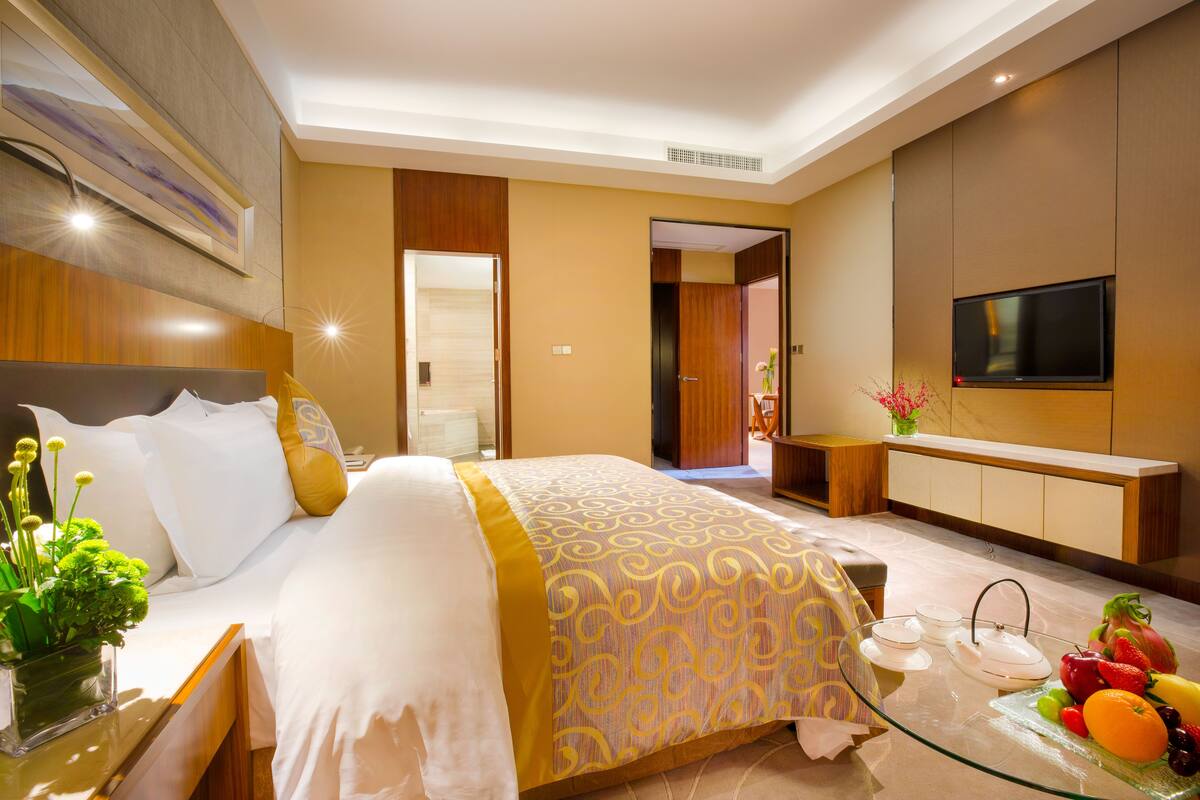 Jinling Suite | Premium bedding, minibar, in-room safe, desk