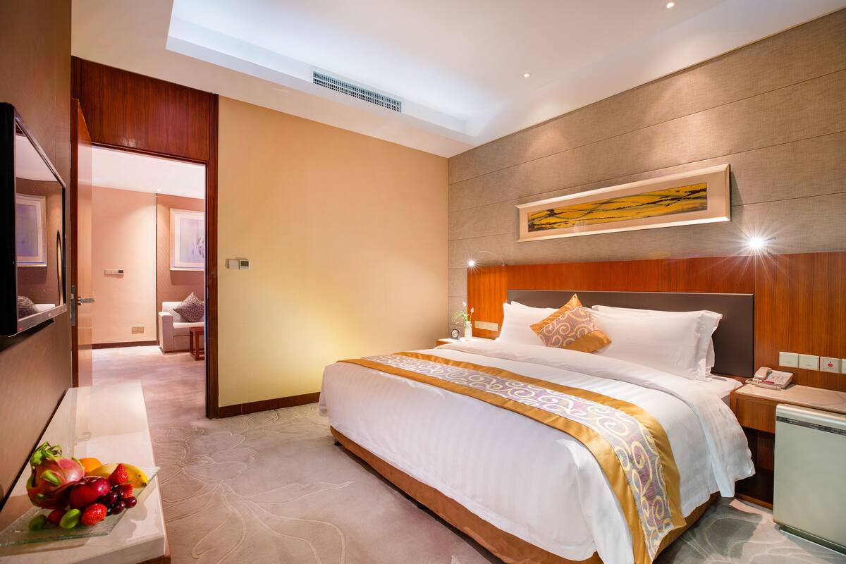 Executive Suite | Premium bedding, minibar, in-room safe, desk