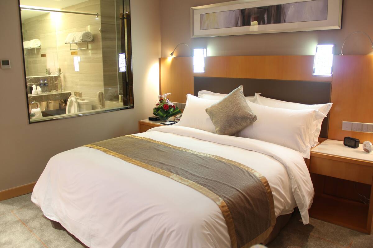 Business Room | Premium bedding, minibar, in-room safe, desk