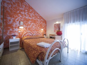 Doppelzimmer | Zimmersafe, Schreibtisch