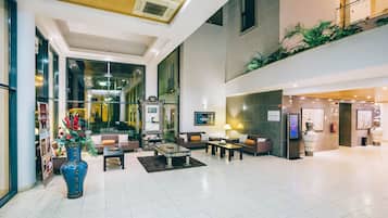 8 bars/lounges, een poolbar