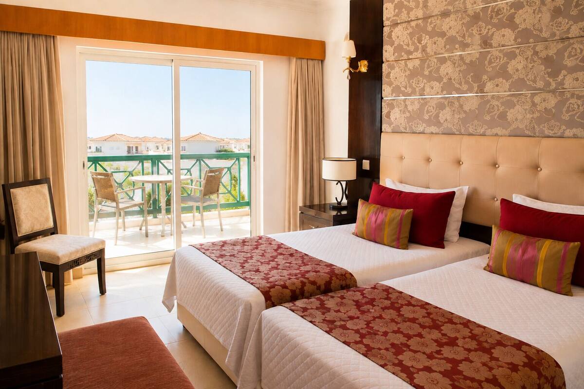 Suite Junior, 1 chambre | Coffre-fort, rideaux d’obscurcissement, fer et planche à repasser