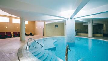 Sisäuima-allas ja ulkouima-allas avoinna 9.00–20.00, aurinkovarjoja