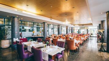 Päivittäinen täysi aamiainen (15 EUR per henkilö)