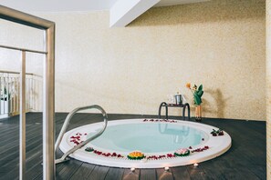 Indoor spa tub