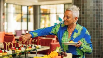 14 restaurantes; se sirve cocina internacional