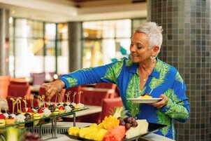 14 restaurantes; se sirve cocina internacional 