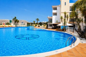 Indoor pool, outdoor pool, open 9:00 AM to 6:00 PM, pool umbrellas - Grand Muthu Forte do Vale (Albufeira)