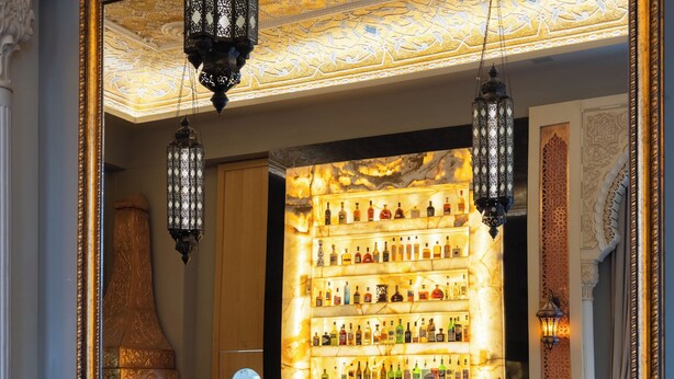 A restaurant with a bar, ornate ceiling, and traditional decor. - YoHo - the young hotel (Hamburg)