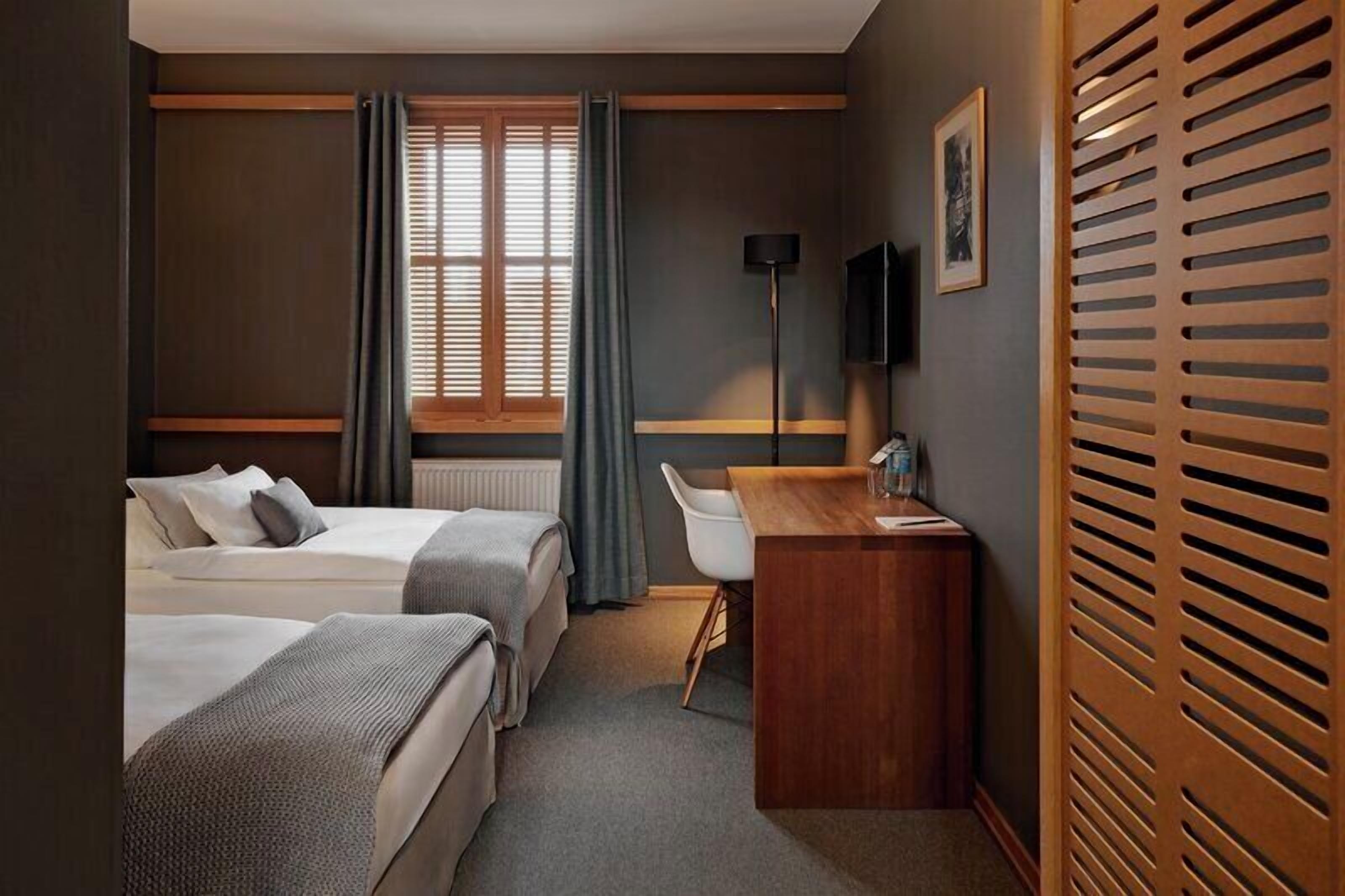 basic twin room | living area | flat-screen tv