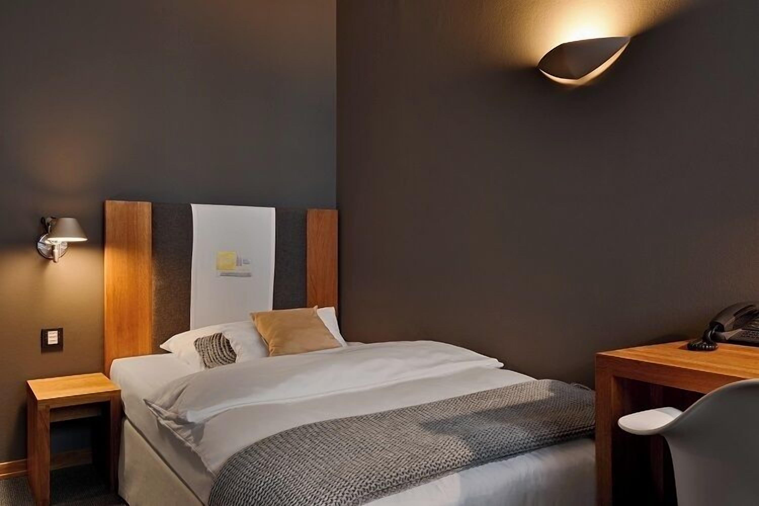 comfort single room | in-room safe, desk, free wifi, bed sheets