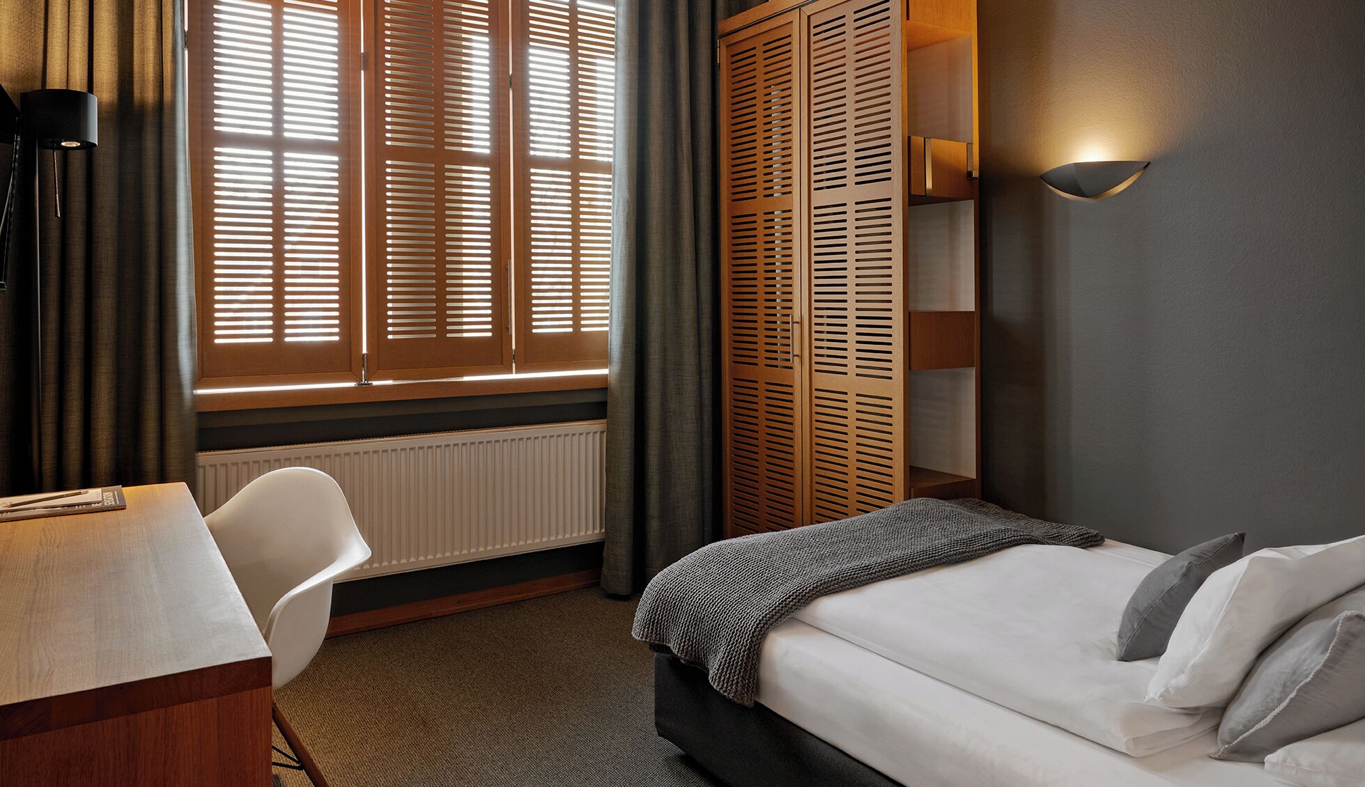 comfort single room | in-room safe, desk, free wifi, bed sheets