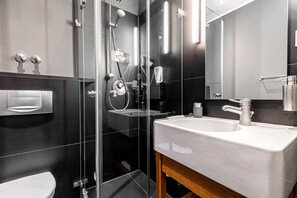 Shower, free toiletries, hair dryer, towels - YoHo - the young hotel (Hamburg)