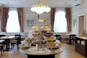 Colazione a buffet, servita tutte le mattine (5 EUR a persona)