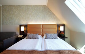 Quarto triplo standard | Cofres nos quartos, escrivaninha, espaço de trabalho para notebook