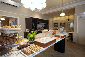 Tägliches Frühstücksbuffet (5 EUR pro Person)