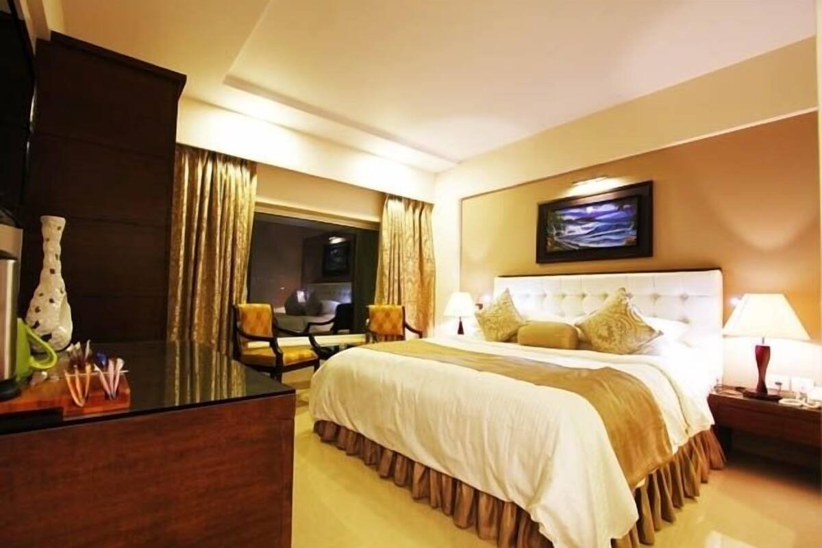 Deluxe Room | Minibar, in-room safe, desk, blackout drapes
