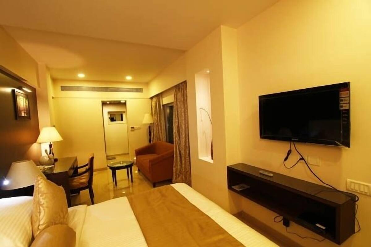 Suite | Minibar, in-room safe, desk, blackout drapes