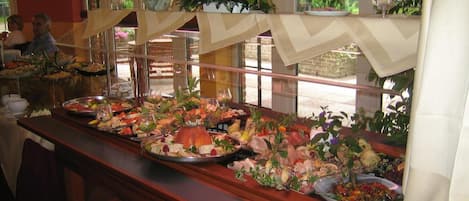 Serveert lunch en diner, lokale gerechten