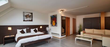 Suite | Minibar, desk, soundproofing, iron/ironing board