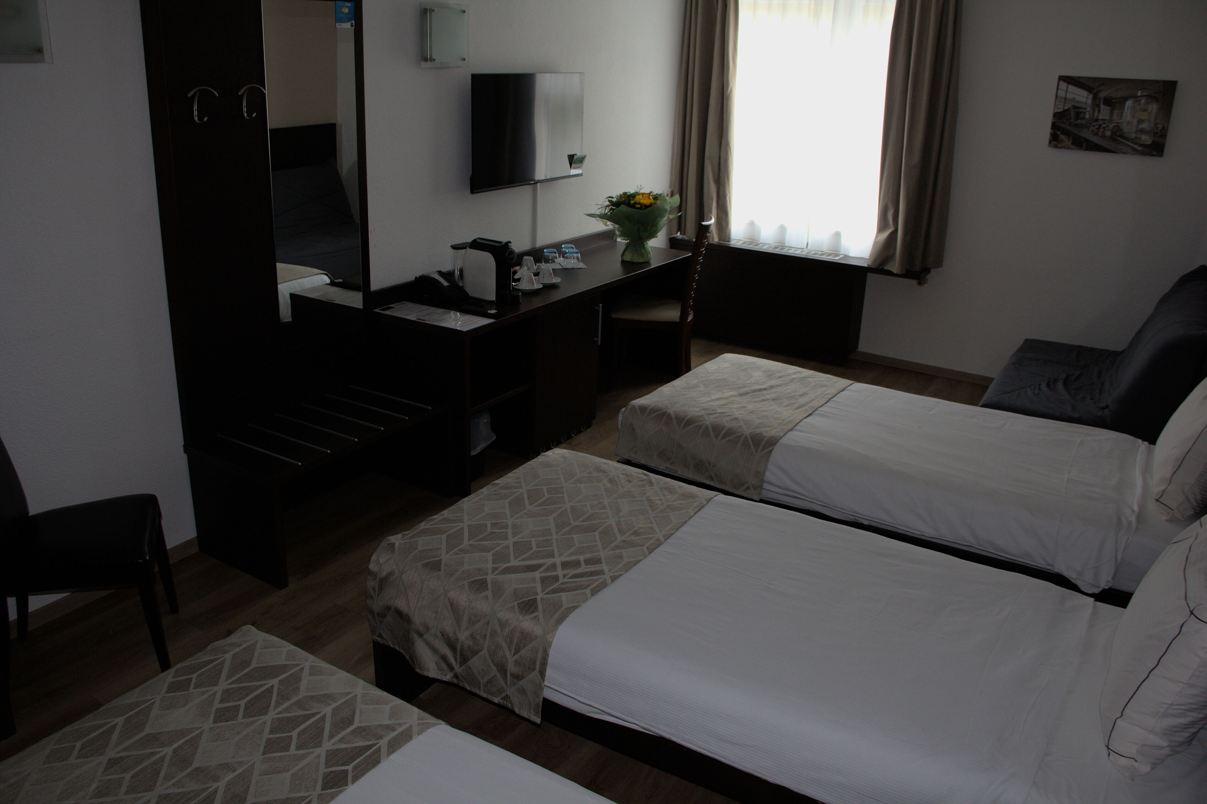 standard triple room | minibar, desk, soundproofing, iron/ironing board