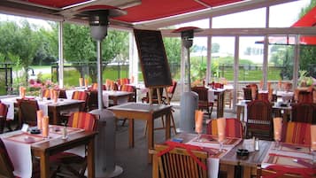 Der serveres frokost og aftensmad