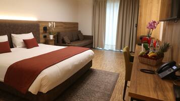 Minibar, bureau, chambres insonorisées, fer et planche à repasser