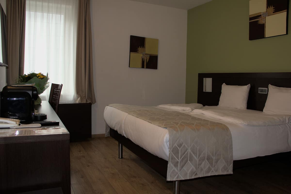 minibar, desk, soundproofing, iron/ironing board