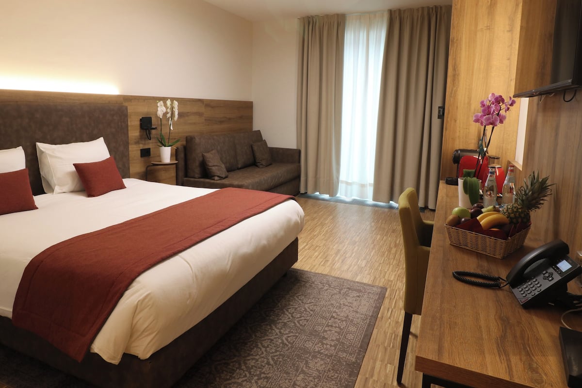 Suíte luxo | Frigobar, escrivaninha, quartos à prova de som