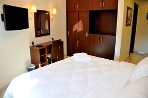 Three-Bedroom Suite Family | ตู้นิรภัยในห้องพัก, โต๊ะทำงาน, ห้องเก็บเสียง, เตารีด/โต๊ะรีดผ้า