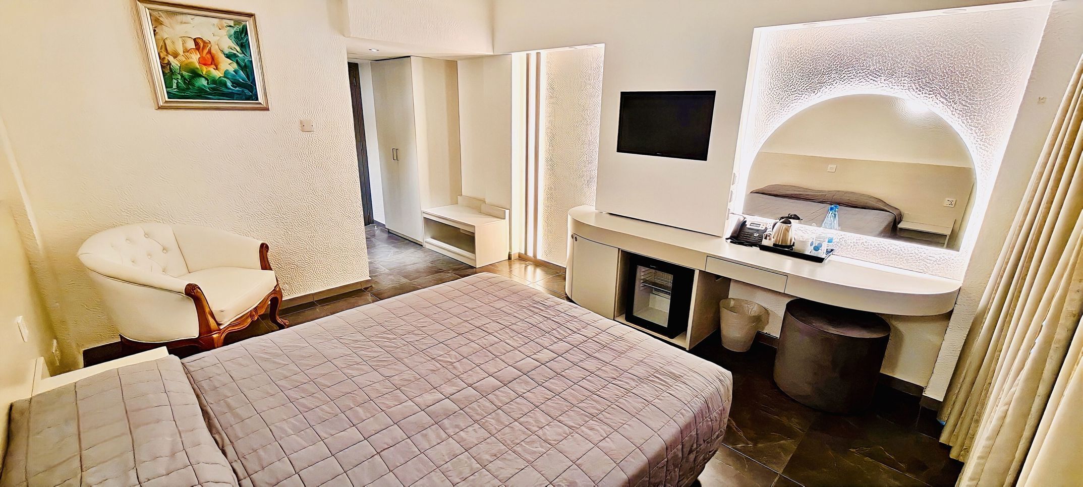 Minibar, caja de seguridad en la habitación y muebles diferentes 