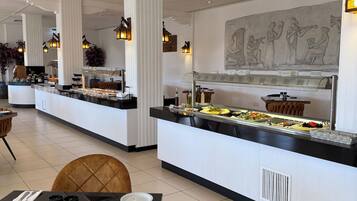 Café da manhã com buffet grátis todos os dias