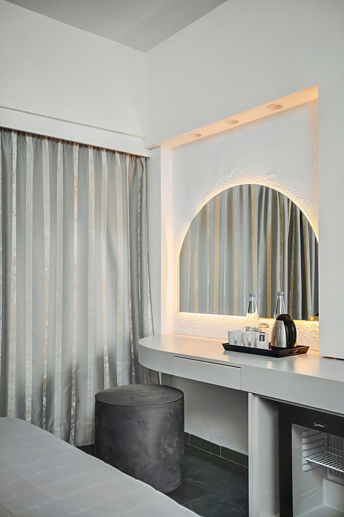 Minibar, caja de seguridad en la habitación y muebles diferentes 