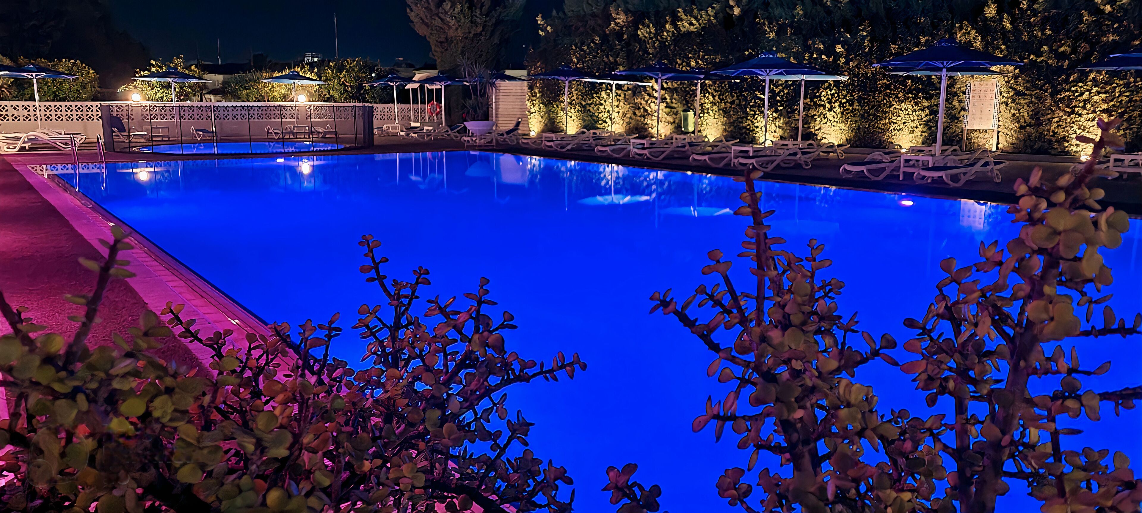 2 สระว่ายน้ำกลางแจ้ง, ร่มริมสระว่ายน้ำ, เก้าอี้อาบแดดริมสระ