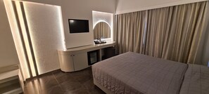 Minibar, safe på rommet, individuelt innredet og skrivebord